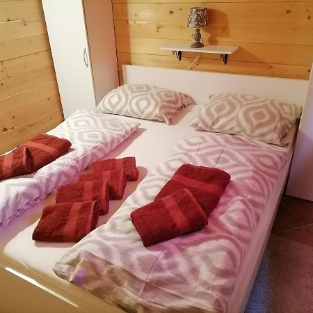 Apartma Suzy Pobegi Esterno foto