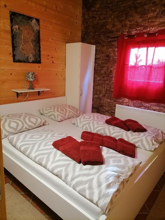 Apartma Suzy Pobegi Esterno foto